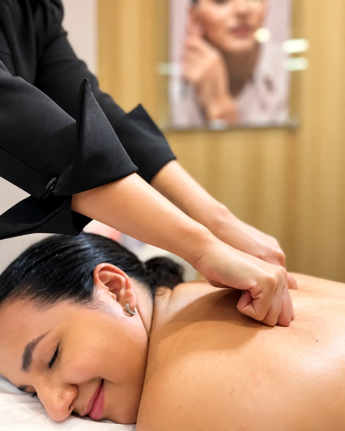 Paciente relaxada durante massagem nas costas